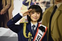 敬礼する浜辺美波。