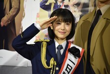 敬礼する浜辺美波。