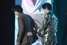 ステージから降りようとする山崎賢人（左）を後ろから支える新田真剣佑（右）。