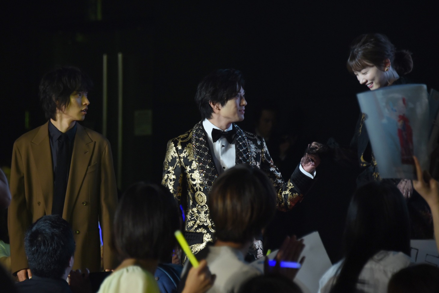 永野芽郁（右）をエスコートする新田真剣佑（中央）。
