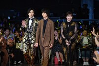 レッドカーペットを歩く新田真剣佑（左）、山崎賢人（中央）、永野芽郁（右）。