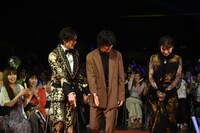 山崎賢人（中央）に、段差があることを教える新田真剣佑（左）。