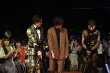 山崎賢人（中央）に、段差があることを教える新田真剣佑（左）。