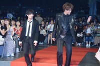 左から津田健次郎、宮野真守。