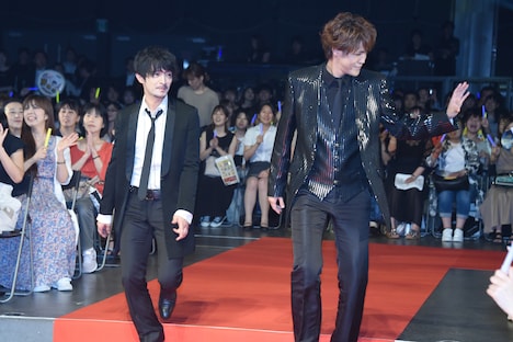 左から津田健次郎、宮野真守。