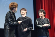 左から宮野真守、梶裕貴、日野晃博。