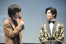 左から山崎賢人、新田真剣佑。