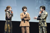 左から永野芽郁、山崎賢人、新田真剣佑。