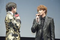 左から新田真剣佑、宮野真守。