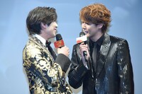 左から新田真剣佑、宮野真守。