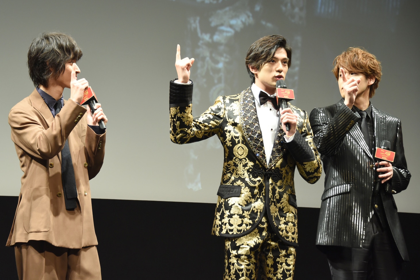 アフレコ中に山崎賢人（左）が見せたポーズをまねる新田真剣佑（中央）。