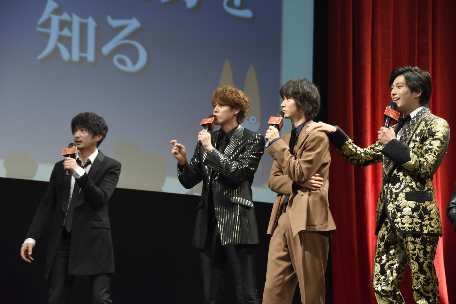 “究極の選択”にて、意見を言い合うキャストたち。