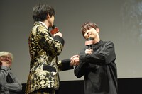 握手をする新田真剣佑（左）、梶裕貴（右）。