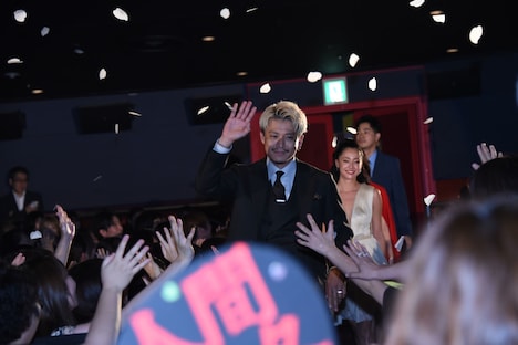 会場後方から登場する小栗旬ら登壇者。