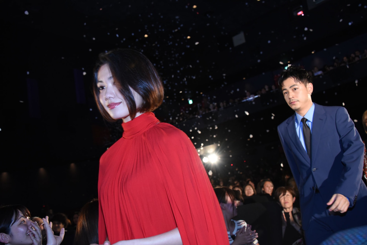 会場後方から登場する二階堂ふみ（左）、成田凌（右）。