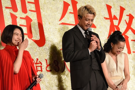 二階堂ふみ（左）の役は「きつい」と申し訳なさそうに答える小栗旬（中央）。