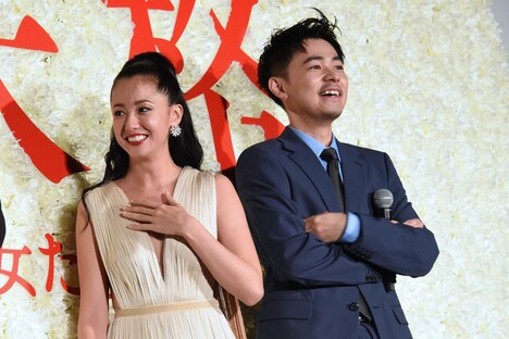 ネタバレ発言をしてしまい焦る沢尻エリカ（左）。