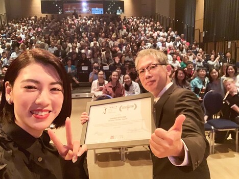 第8回トロント日本映画祭にて、左から三吉彩花、矢口史靖。