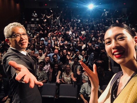 第13回JAPAN CUTS ～ジャパン・カッツ！にて、左から矢口史靖、三吉彩花。