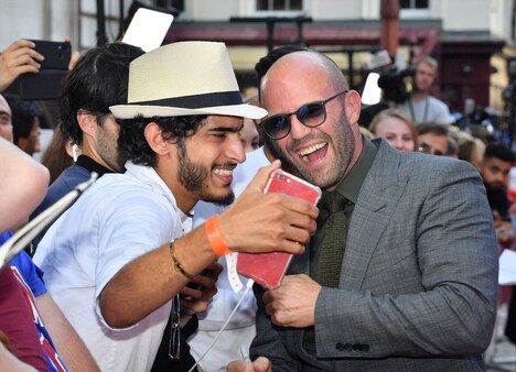 ファンと交流するジェイソン・ステイサム。