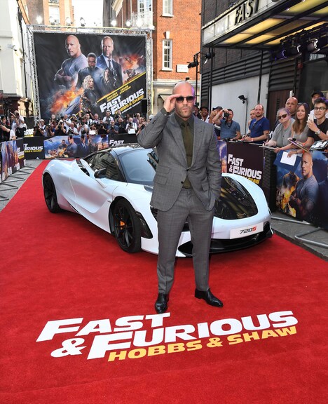 マクラーレン720Sの前に立つジェイソン・ステイサム。