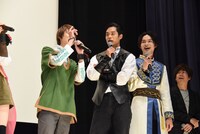 噛んでしまった小原唯和（中央左）。