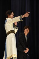 「俺との出会いに、ビビッと運命感じな！」とセリフを披露する兵頭功海。