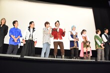 噛んでしまった一ノ瀬颯（中央右）をフォローする奥野壮（中央左）。