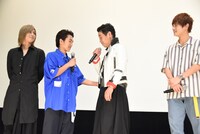 「どうしたんですか、その服」と言う若林時英（左から2番目）。