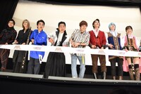 テープカットの様子。