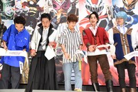 テープカットの様子。