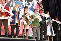 テープカットの様子。