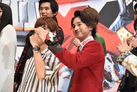 奥野壮（左）のポーズを直す一ノ瀬颯（右）。