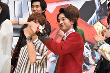 奥野壮（左）のポーズを直す一ノ瀬颯（右）。