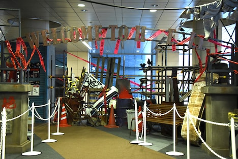 希望ヶ丘団地のゲートを再現したセット。