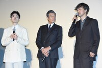 舘ひろし（中央）に“エゴサーチ”の解説をする山崎貴（右）。