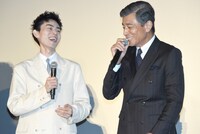 左から菅田将暉、舘ひろし。