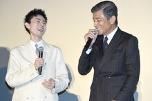 左から菅田将暉、舘ひろし。