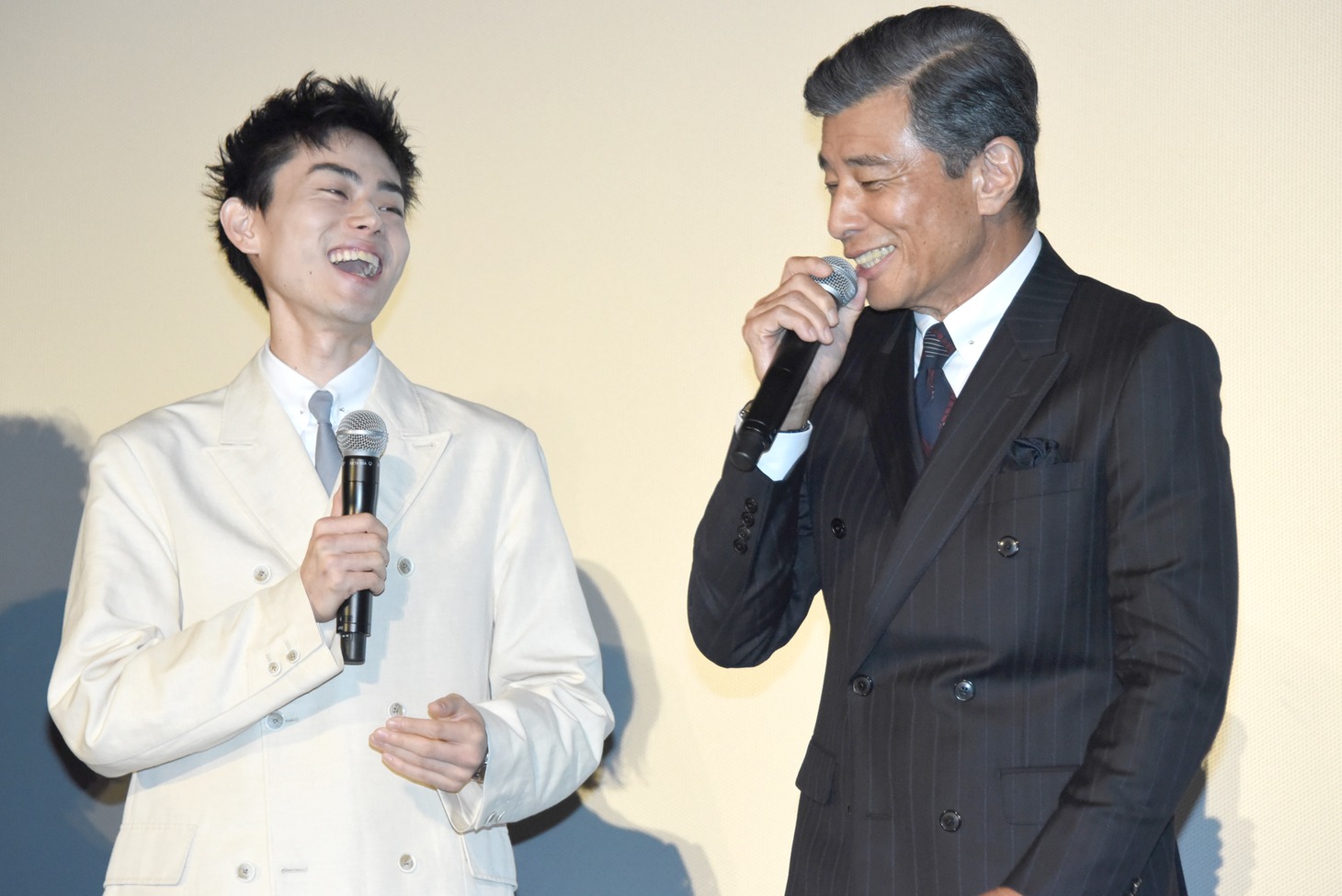 左から菅田将暉、舘ひろし。