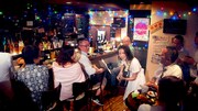 酒場で歌うchay(中央右)。