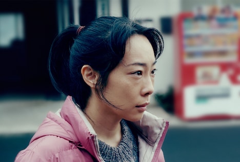 「夕陽のあと」より、山田真歩演じる日野五月。