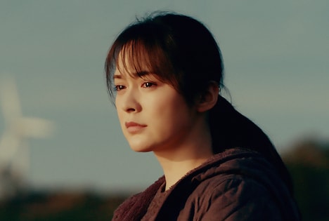 「夕陽のあと」より、貫地谷しほり演じる佐藤茜。