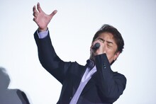 歌うようにロングトーンを披露する市村正親。