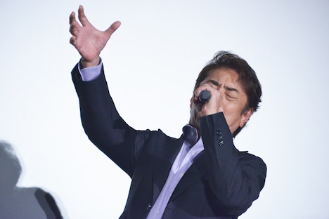 歌うようにロングトーンを披露する市村正親。