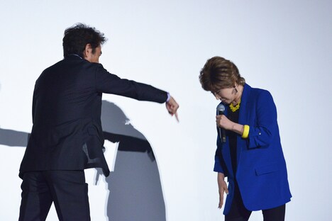 あっち向いてホイ対決であっさり敗北する小林幸子（右）。