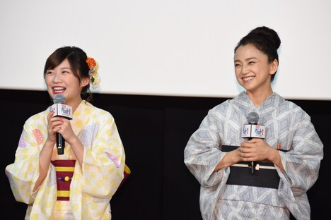 左から伊藤沙莉、永作博美。