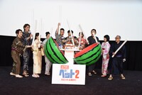 巨大スイカを割るキャストたち。