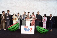 巨大スイカの中から出てきたケーキに驚くキャストたち。