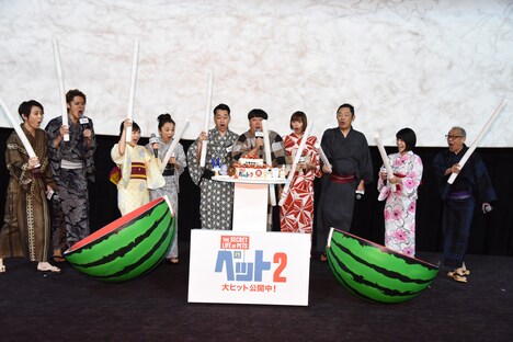 巨大スイカの中から出てきたケーキに驚くキャストたち。