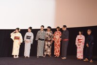 転換中に、ステージの隅で雑談をするキャストたち。